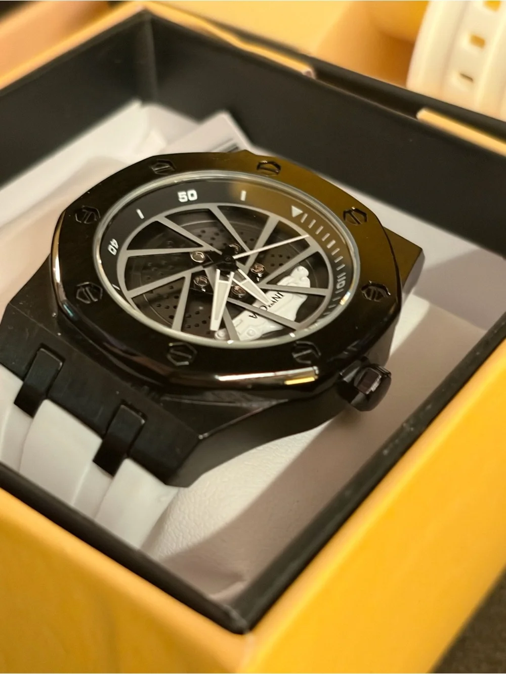 Invicta bold black